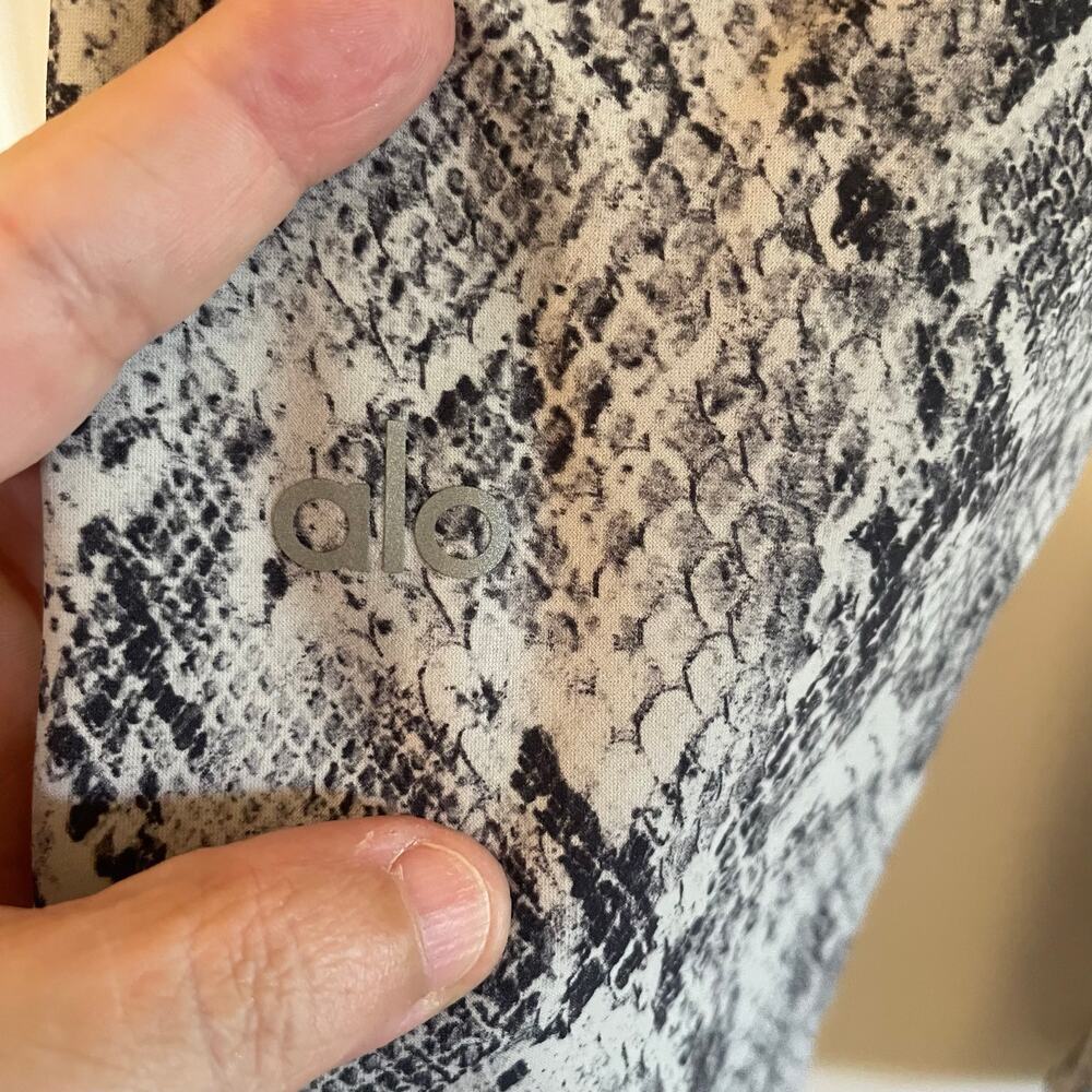 Alo yoga snakeskin legging size large - Picture 7 of 13